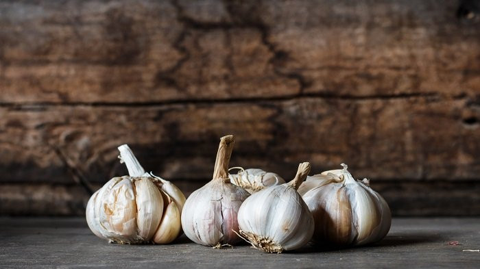 AN28-Garlic-On-Wood-1296x728-header