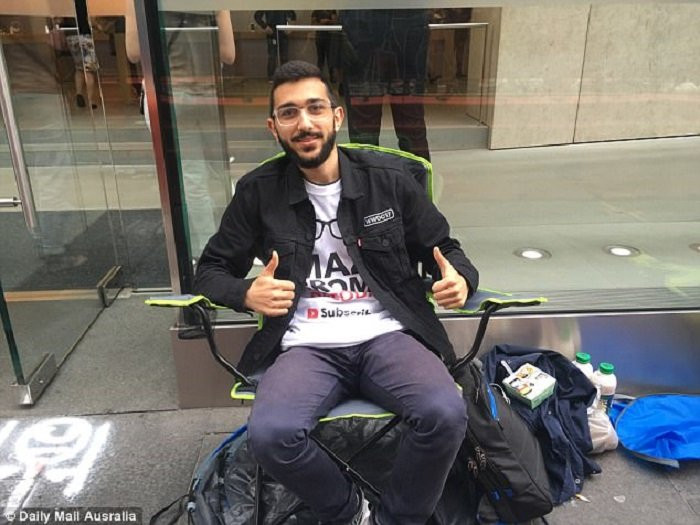 442e2aac00000578-4875218-mazen-kourouche-pictured-outside-the-apple-store-on-george-stree-a-9-1505195933774-1505215334003 3