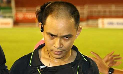 Trọng tài biên Trung Hậu trong trận đấu Sài Gòn FC - Cần Thơ.