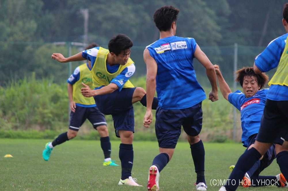 13725079_1798799717023544