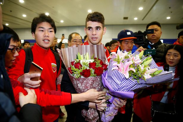 Brazilian-international-midfielder-Oscar-arrives-at-the-Shanghai-Pudong-International-Airport-after 8