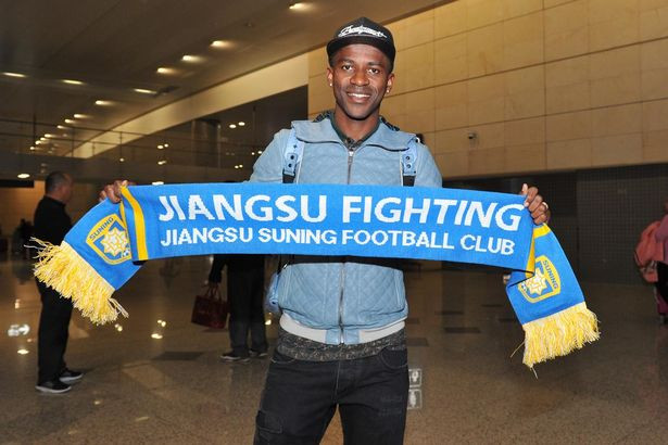 Ramires-arrives-at-Nanjing-Lukou-International-Airport-holding-up-a-Jiangsu-Suningon-scarf 5