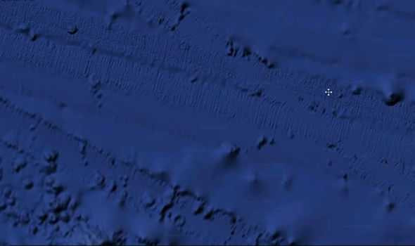 Tanks-tracks-on-the-sea-floor-in-Pacific-849470