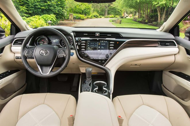 2018-Toyota-Camry-Hybrid-XLE-interior 3
