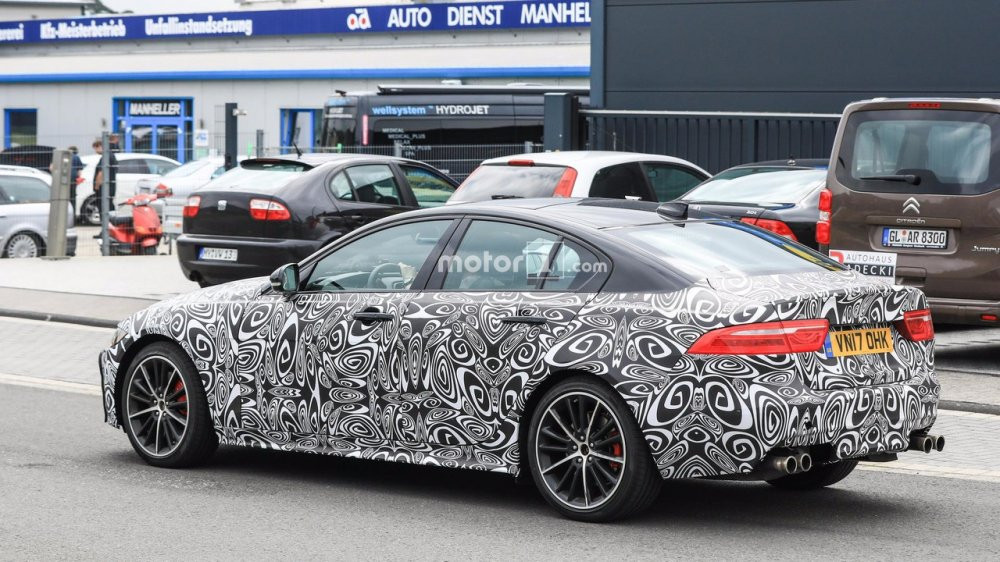 2019-jaguar-xe-svr-spy-photo (4) 4