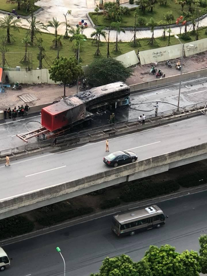 xe khach chay tren vanh dai 3