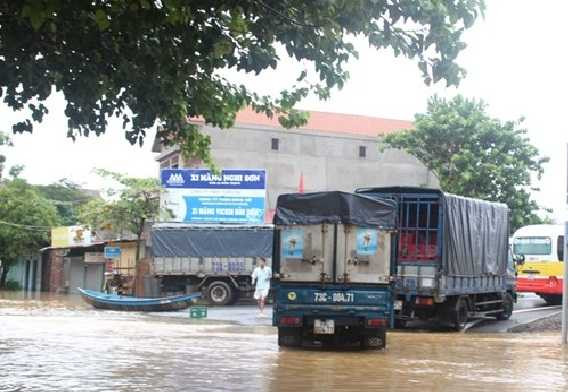 Nhieu xe co phai len cac mo dat cao de tranh lu. Anh _Giang Thanh