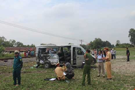 chiec xe bi hu hong nang sau khi bi tau tong phai