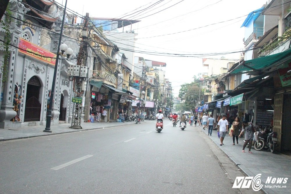 Hinh anh Pho phuong Ha Noi sau 1 thang ra quan dep via he 17