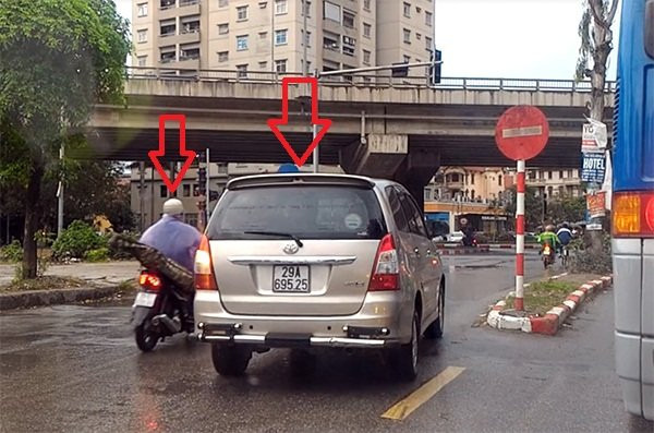 Hinh anh Hang loat o to, xe may noi duoi nhau di nguoc chieu de tranh dung den do 3