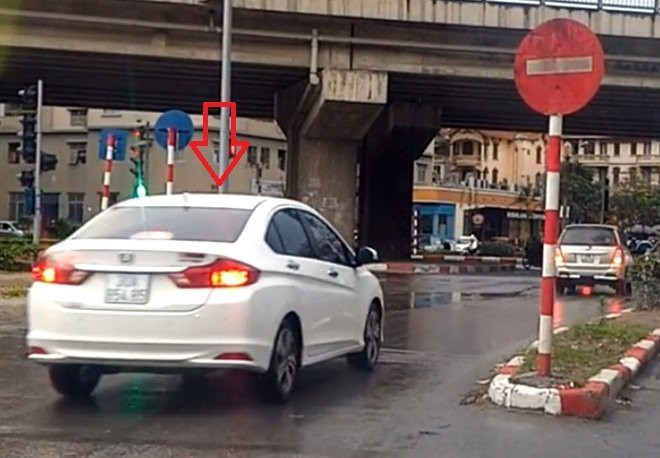 Hinh anh Hang loat o to, xe may noi duoi nhau di nguoc chieu de tranh dung den do 4