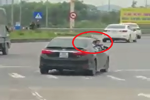 Hinh anh Hoang hon nhin 2 be gai nhoai nua nguoi ra cua xe o to dang di chuyen 3