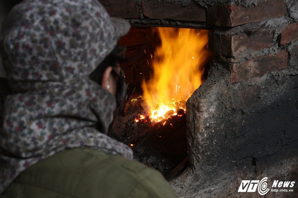 Hinh anh Nguoi phu nu hon 30 nam giu lua lo ren o Ha Noi 4