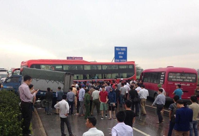 Hinh anh Tai nan lien hoan tren cao toc Phap Van - Cau Gie 3