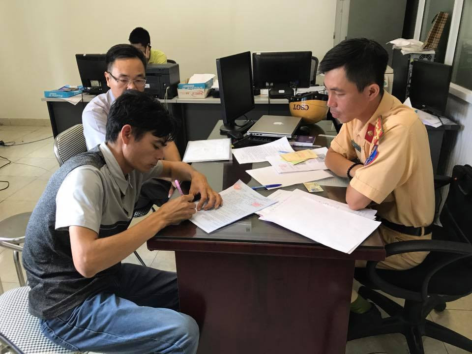 Hinh anh Ha Noi: Tuoc bang tai xe taxi vuot den do, lao vao duong xe uu tien