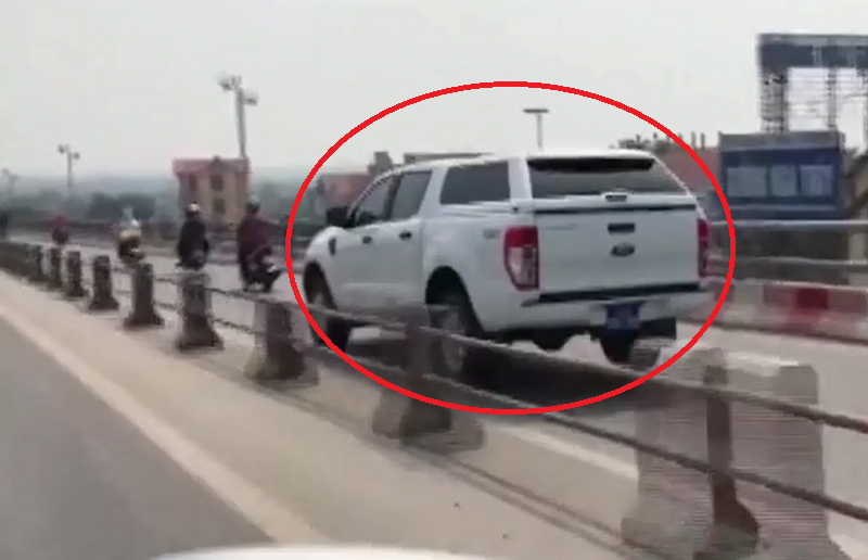 Hinh anh Xe bien xanh ngang nhien di sai lan tren cau Thanh Tri