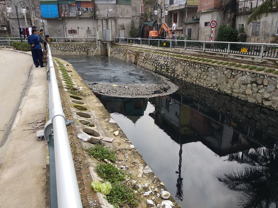 Nuoc-ho-hao-thanh-chuyen-sang-mau-den