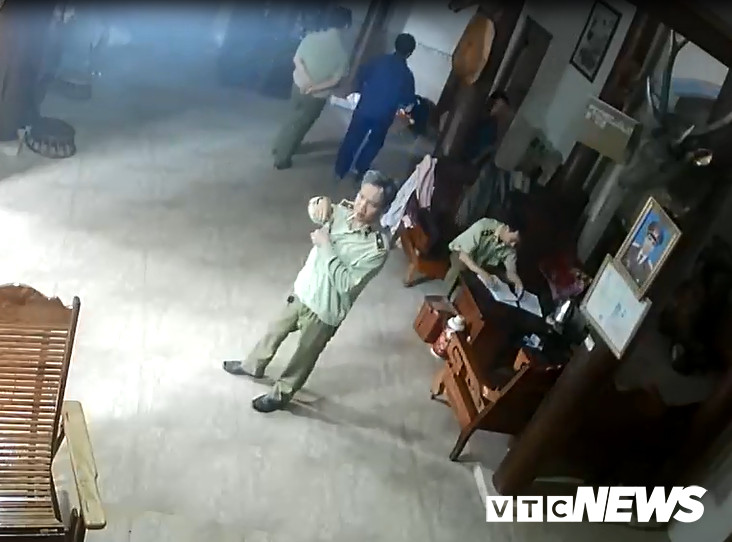 Cac-can-bo-qltt-den-nha-thay-lang-vi-van-hung