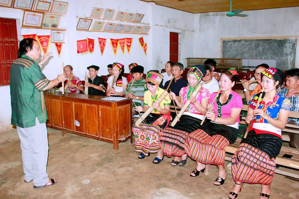 Nhac-sy-le-hoang-huong-dan-dong-bao-su-dung-cac-nhac-cu-khi-cu