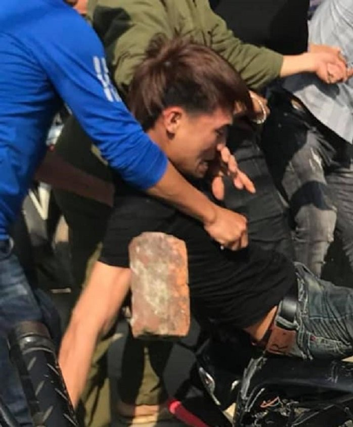 Hai-thanh-nien-bi-danh-do-tuong-bat-coc-tre-em