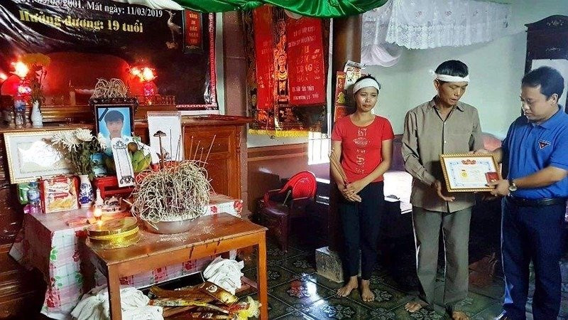 em-toan-duoc-trao-huy-hieu-tuoi-tre-dung-camd