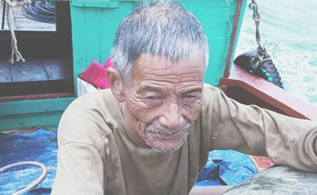 nguoi-dan-ong-troi-dat-tren-bien