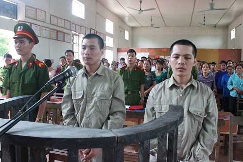 Hoa và Tùng tại phiên tòa sơ thẩm. Ảnh: Hồng Vân