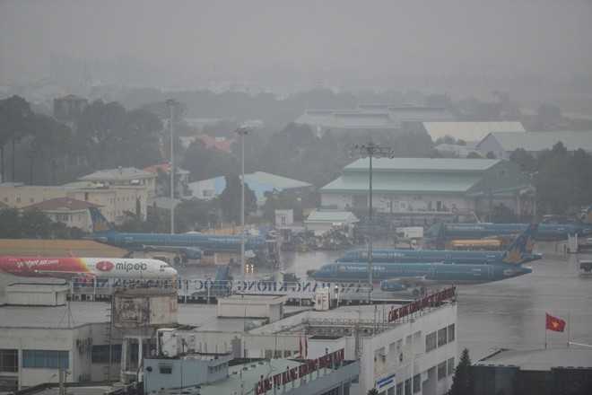 Mua ca ngay, bai dau san bay Tan Son Nhat lai ngap hinh anh 2