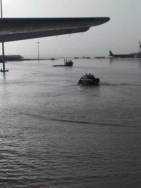 Mua ca ngay, bai dau san bay Tan Son Nhat lai ngap hinh anh 1