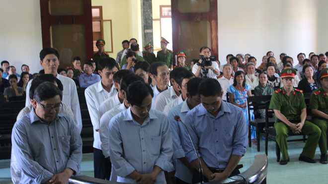 Các bị cáo nghe tòa tuyên án.