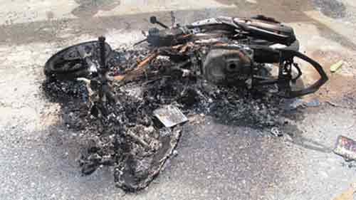 dung kich dien trom cho, cau tac bi dot xe, danh nhu tu hinh anh 1