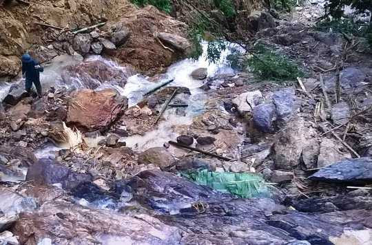 Hiện trường nơi lán trại của những người ở Thanh Hóa hái măng ngủ lại trong rừng bị sạt lở núi cuốn trôi, khiến 2 người chết và 5 người mất tích