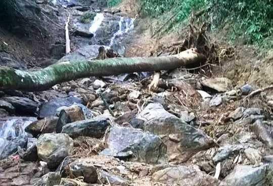 Cận cảnh hiện trường vụ sạt lở núi kinh hoàng vùi 7 người