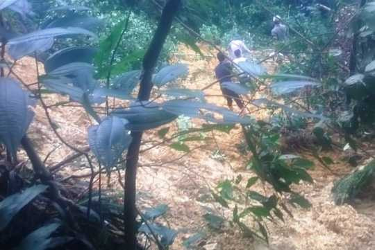 Điểm sạt lở nằm gọn trên đất Nghệ An, cách thôn Chiềng Cà 2 khoảng 12 - 15 km đường rừng