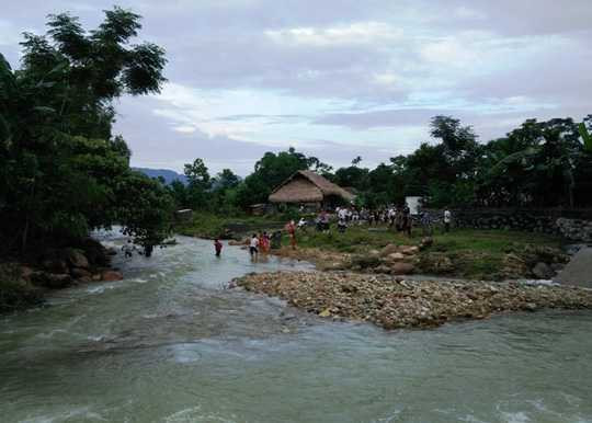 Đường từ trung tâm xã Thanh Quân vào bản Chiềng Cà 2 phải đi qua một con suối nước lớn, rất hung dữ