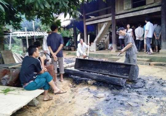 Gia đình ông Lương Văn Loan đang chuẩn bị quan tài để lo cho vợ và người con trai xấu số