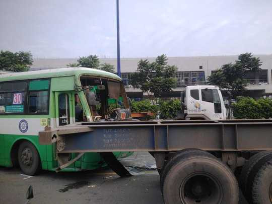 Ít phút sau, chiếc xe buýt tuyến 30 tiếp tục va chạm với một xe container khi lưu thông qua hiện trường vụ tai nạn