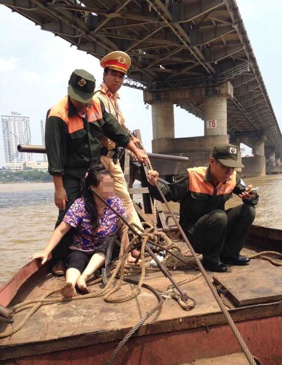 CSGT boi xuong cuu phu nu nhay cau Chuong Duong hinh anh 1