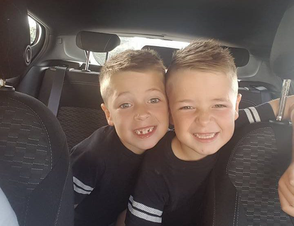 Nụ cười của cặp song sinh với thông điệp: Chúng tôi đã làm được tất cả.