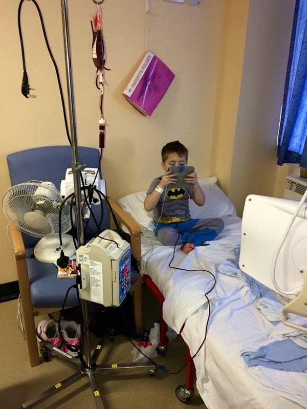 Các cậu vẫn hoạt động vui chơi bình thường như bao đứa trẻ khác ngay cả lúc ở trên giường bệnh.