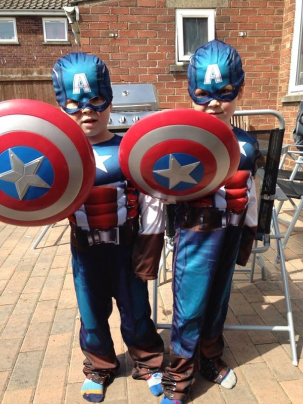 Để kỉ niệm 4 năm chiến đấu cùng bệnh ung thư bạch cầu, Regan và Lohan được mẹ cho đến công viên Dineyland chơi. Và hiện tại, tình trạng sức khỏe của hai em bé đã trở lại bình thường.