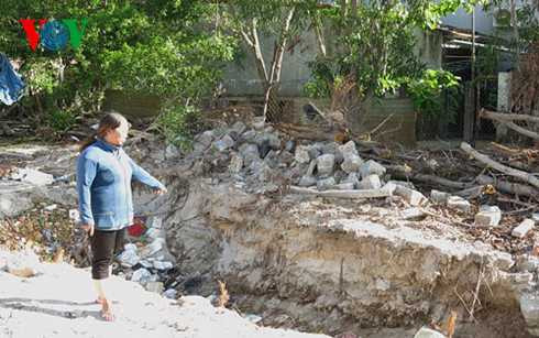 binh dinh: thi cong cau gay nut nha dan van khong chiu boi thuong hinh 2