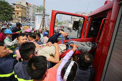 di chua chay, cuu nam thanh nien mac ket trong goc cay hinh anh 2