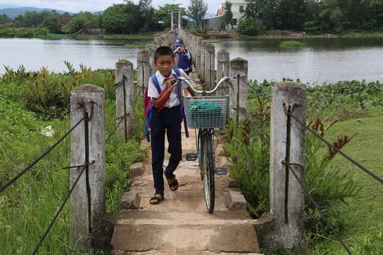 Nguy hiểm là thế nhưng hàng ngày vẫn có nhiều học sinh và người dân qua lại