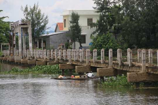Theo chính quyền địa phương, trong số 17 trường hợp tử vong tại cây cầu này thì có 11 người chết do ngã từ trên cầu xuống, 6 người khác đi thuyền qua cầu bị va đập chìm thuyền.