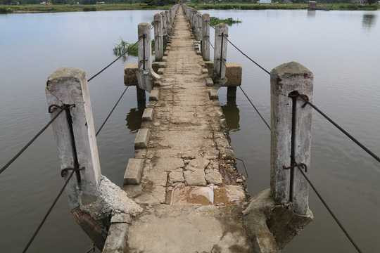 Do cầu dài trong khi chiều ngang quá nhỏ nên việc lưu thông qua cầu hết sức nguy hiểm. Tính đến thời điểm này, đã có ít nhất 17 người chết tại cây cầu này.