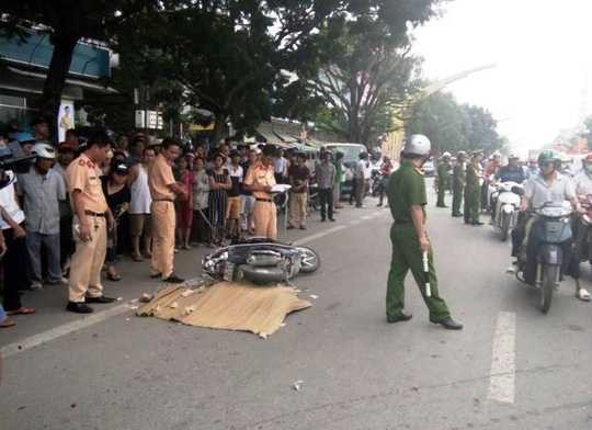 Hiện trường vụ tai nạn khiến nữ công nhân bị cán chết khi đang trên đường đi làm