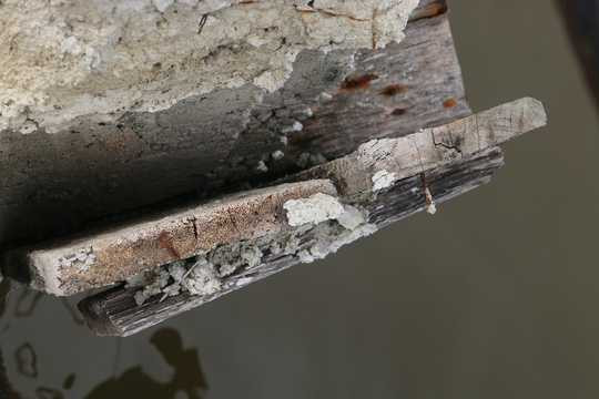 Người dân tu bổ bằng cách trám xi măng kết hợp với những phách gỗ vào thành cầu như thế này