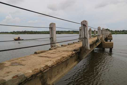 Chính vì có nhiều cái chết thương tâm nên người dân thường gọi cây cầu này là cầu “vĩnh biệt” hay cầu “tử thần”.