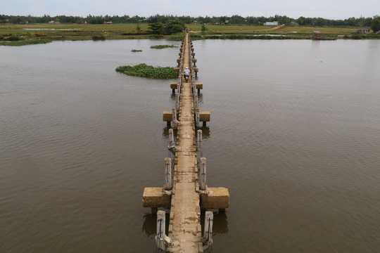 Thấy cây cầu này phục vụ nhu cầu đi lại rất lớn, xã nhiều lần kiến nghị cho mở rộng diện tích, tu bổ lại. Nhiều lần huyện, tỉnh về khảo sát rồi nói thiếu kinh phí nên đến nay vẫn không được tu bổ. Chính quyền xã cũng nhiều lần lắp biển cấm nhưng người dân vẫn cứ đi mà không cách nào cấm nổi.